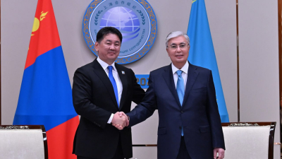 Глава государства встретился с Президентом Монголии