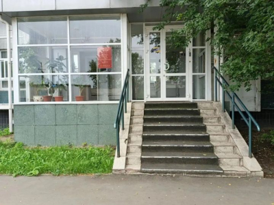 В Челнах женщина оборудовала отдельный вход в подъезд без разрешения
