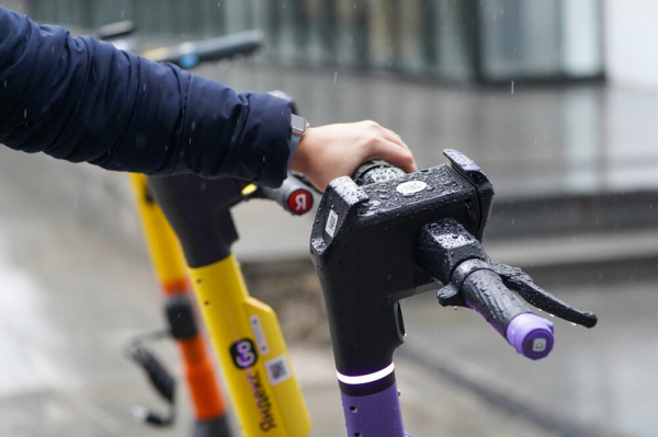 Блогерша Алена Водонаева заявила, что ненавидит самокатчиков