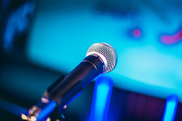 Сабуров на концерте в Дубае полчаса шутил о выдворении из России