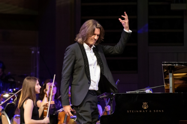 Дмитрий Маликов откроет премию BRAVO в Большом театре