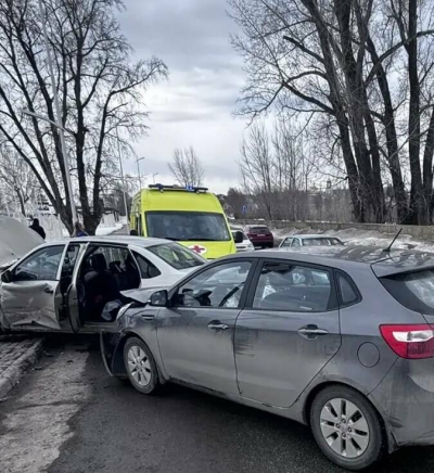 В Нижнекамском районе водитель отечественного авто не уступил дорогу и столкнулся с Kia