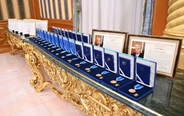 Президент вручил награды журналистам