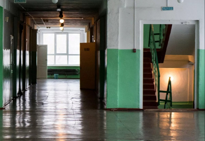 В Красноярске уволили директора школы, где ученица подожгла одноклассника