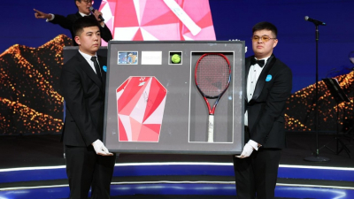 Ракетка Рыбакиной стала главным лотом на благотворительном аукционе в Алматы