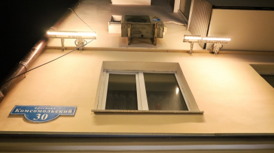 В Петербурге женщина упала из окна третьего этажа: в ее квартире нашли пьяного мужчину