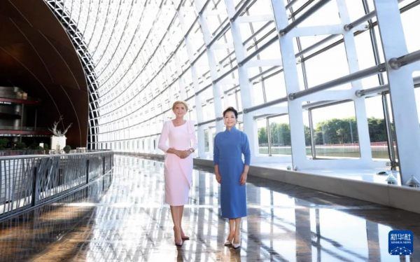 Пэн Лиюань и первая леди Польши посетили Национальный центр исполнительских искусств Китая