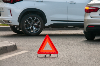 Девушка на легковушке провалилась в огромную яму во Владивостоке: машина лежит на крыше