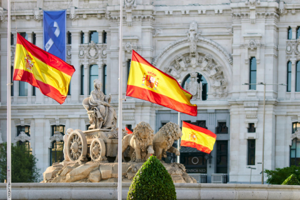 Политолог объяснил, почему Испания критикует действия США