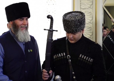 Помощника главы Чечни Кадырова наградили медалью 20-летия спецполка &laquo;Север&raquo;