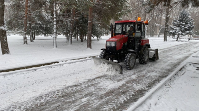 Городские службы очищают Бишкек от снега