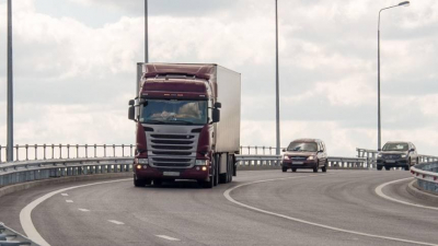 В Китае женщина привязала себя к грузовику мужа из-за подозрений в измене