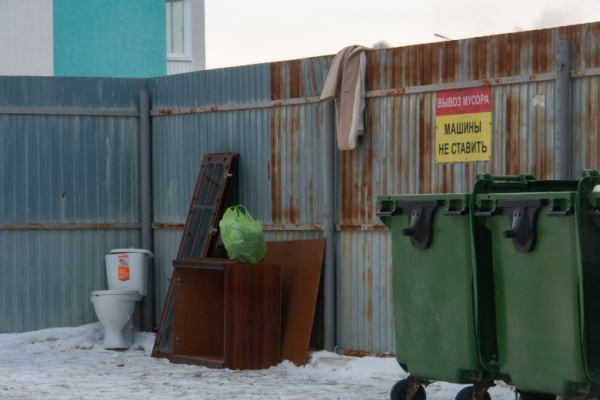 Юрист ответил, что грозит за выброшенный на мусорку унитаз