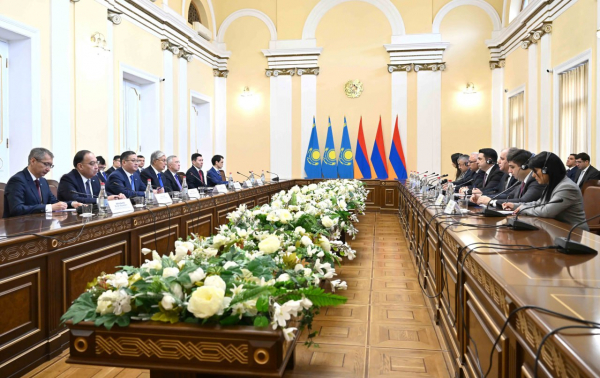 Токаев провел встречу с председателем парламента Армении