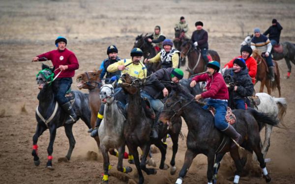 Кокпар и соколиную охоту увидели актюбинцы на празднике «Салбурын»