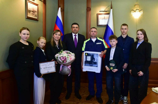 Многодетный полицейский из Казани получил подарки от главы МВД по РТ в честь Дня защиты детей