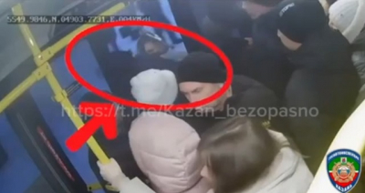 В Казани на видео попало, как два человека выпали из движущегося автобуса