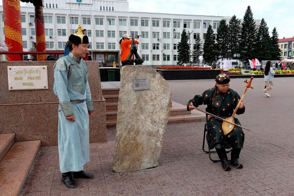 В Кызыле в рамках IV Международного буддийского форума представили иммерсивный аудиоспектакль-квест &laquo;Все переплетено&raquo; об истории города