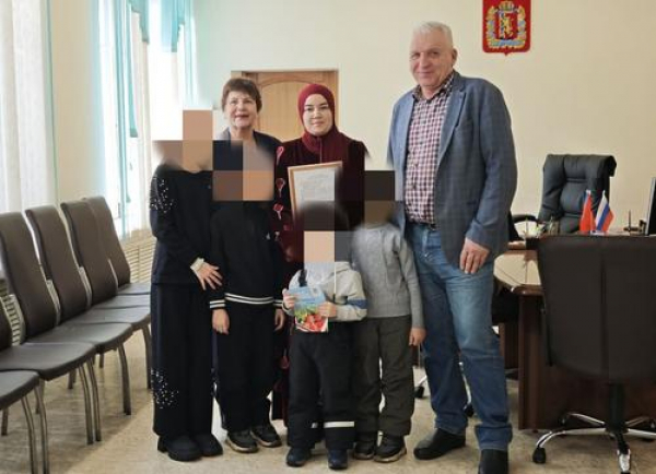 Шикарный подарок от чиновников к 23 февраля &laquo;новым россиянам&raquo; ценой в 2,6 миллиона: кого на самом деле поздравили слуги народа в Красноярском крае?