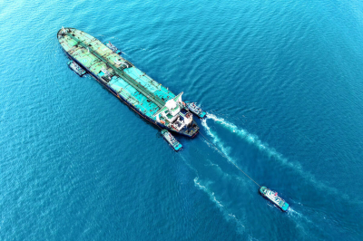 В&nbsp;Ормузском проливе после удара тонет танкер, около 150 других кораблей бросили якорь