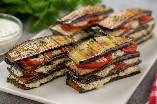 Пеку баклажаны слайсами и за 5 минут делаю соус: пирамидки &mdash; идут вместо мяса, вкусные и сытные