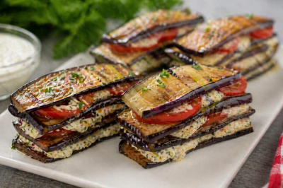 Пеку баклажаны слайсами и за 5 минут делаю соус: пирамидки &mdash; идут вместо мяса, вкусные и сытные