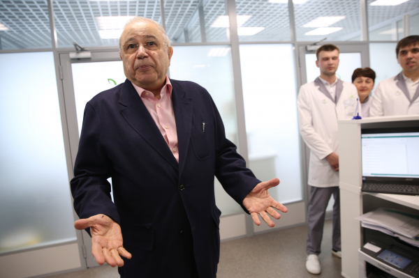 Петросян заявил, что Фицо повторил его шутку про русских на коленях и шнурки