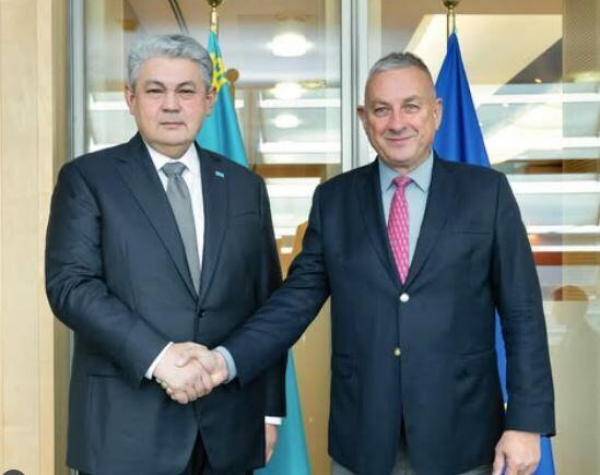 Ермек Кошербаев провел встречу с еврокомиссаром
