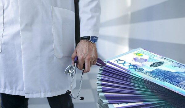 Бегут от низких зарплат? Куда пропадают казахстанские медики