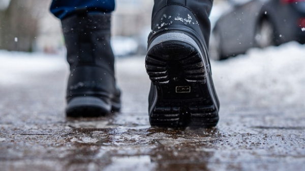 Руки в карманах и тяжелый рюкзак: эксперт КФУ назвала главные ошибки пешеходов на льду