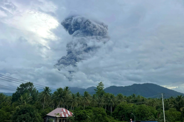 Индонезийский вулкан &laquo;выстрелил&raquo; пеплом на огромную высоту