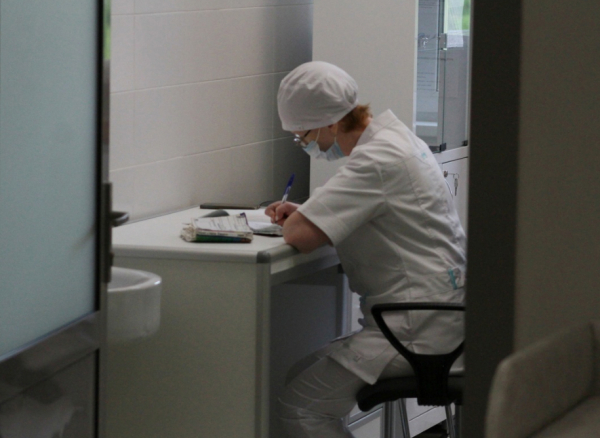 Для медиков утвердили шесть цветов формы - в зависимости от должности