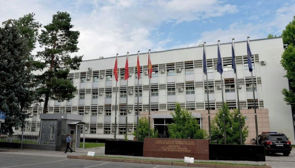 Cиловики ворвались в квартиру сотрудника посольства Кыргызстана в Москве и избили его жену