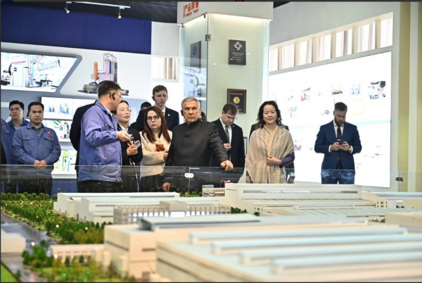 Минниханов посетил китайское предприятие по производству станков