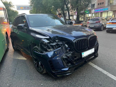 Заслонил собой пешеходов в Алматы: водитель BMW получил около 11 млн тенге