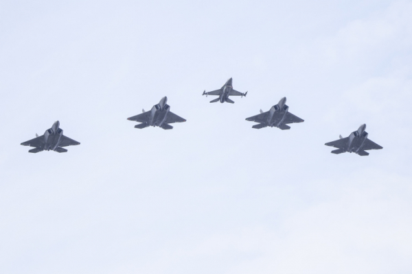 Польша подняла истребители и самолет разведки