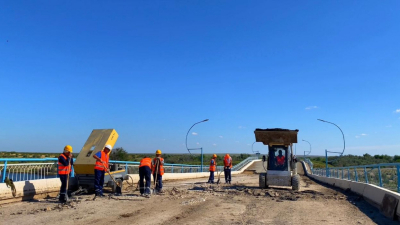 Поврежденный паводком мост реконструируют в Актюбинской области