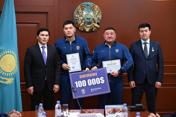 Чемпионов мира по боксу наградили в Астане
