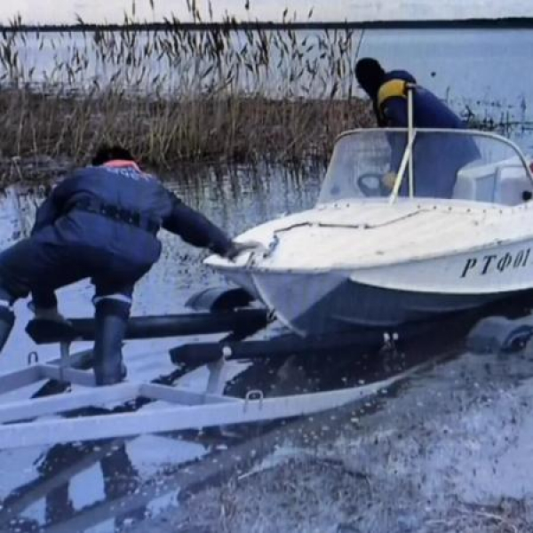 В Татарстане продолжаются поиски второго рыбака, пропавшего на реке Ик