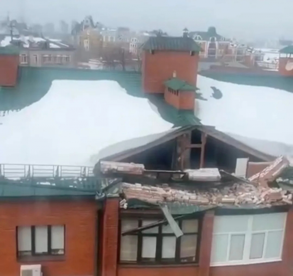 В Казани автомобиль с водителем пострадали из-за обрушения фронтона чердака дома