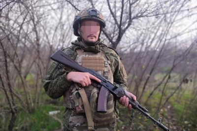 Изрешеченный осколками российский боец очнулся в морге во время обмывания тела.