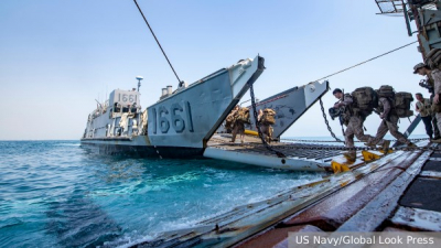 Десантный корабль USS Tripoli с морпехами США прибыл на Ближний Восток