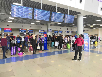 Больше суток на чемоданах: сотни туристов застряли в аэропорту Красноярска