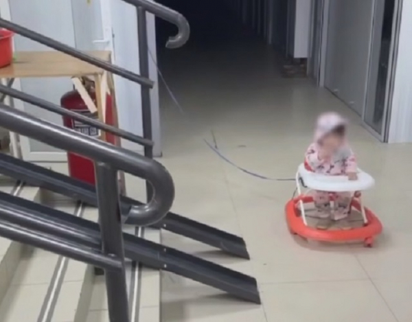 Веревка вместо присмотра: в Казани наказали отца, привязавшего дочь к перилам ТЦ