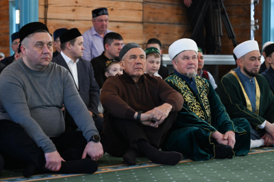 Минниханов принял участие в праздничном намазе в обновленной мечети села Айбаш