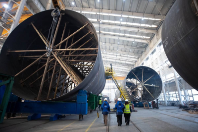 В Атырау изготавливают гигантские колонны для будущего полиэтиленового завода