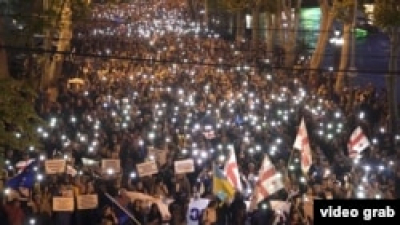 В Тбилиси десятки тысяч людей протестовали против закона об иноагентах