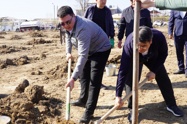 Глава Минприроды Акыл Токтобаев принял участие в масштабном озеленении Оша