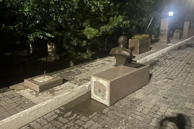 В Атырау вынесли приговор по делу о смерти девочки, на которою упал памятник