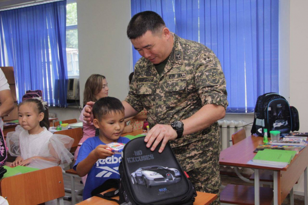 В Алматы для детей военнослужащих провели акцию «Дорога в школу»